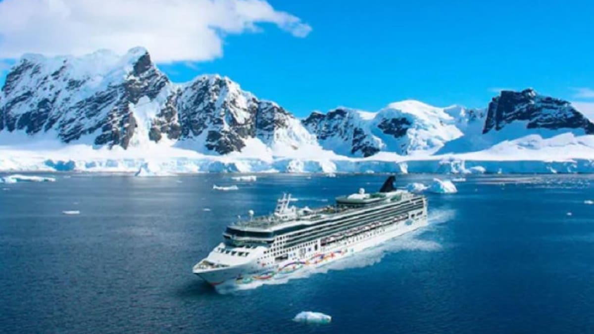 Un crucero con 3.000 pasajeros chocó contra un iceberg en Alaska