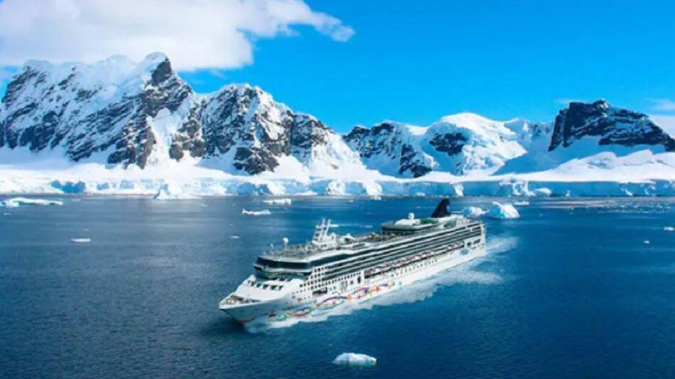 Un crucero con 3.000 pasajeros chocó contra un iceberg en Alaska