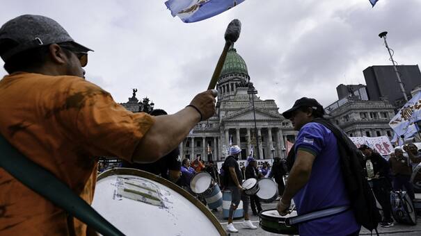 En la antesala del paro general, la CGT marchó junto a los jubilados frente al Congreso