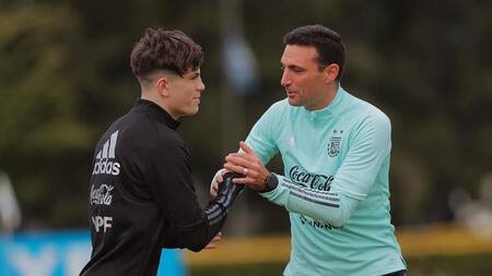 Alejandro Garnacho con Lionel Scaloni. Foto: Instagram @garnacho7.