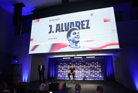 Presentación de Julián Álvarez en el Atlético de Madrid. Foto: REUTERS.