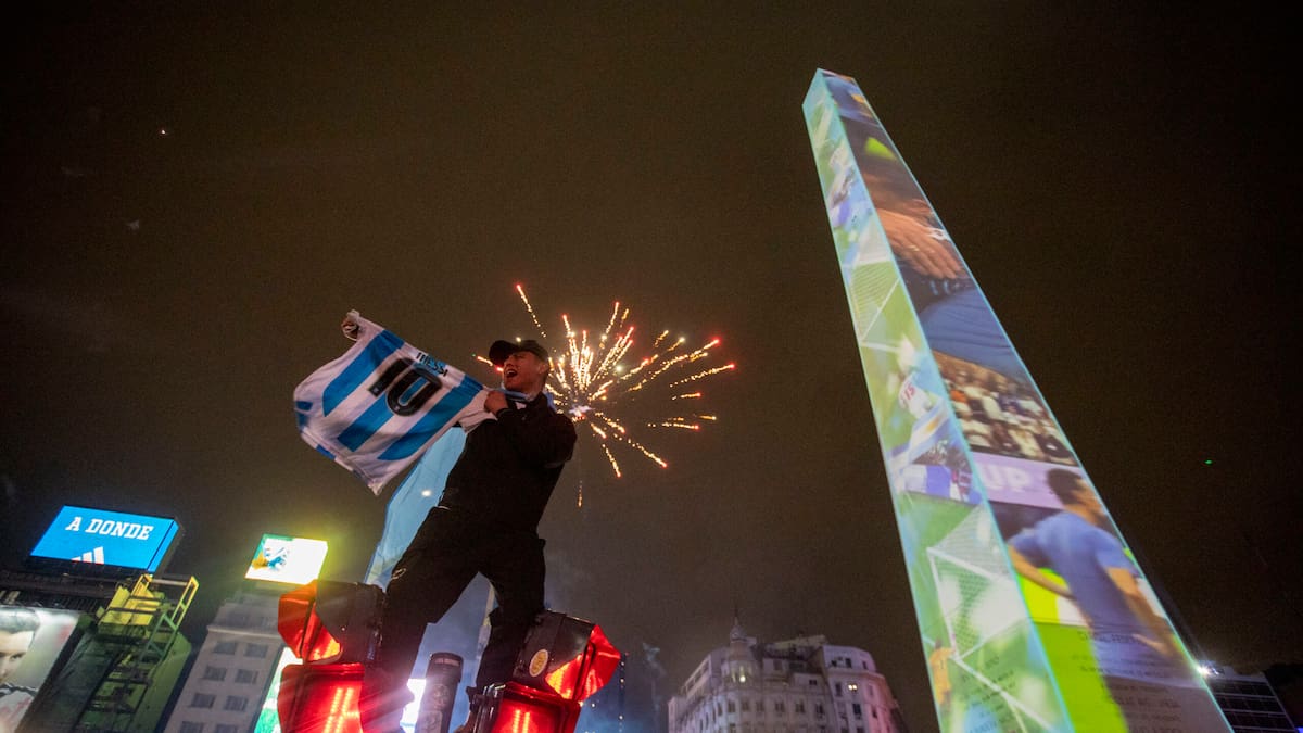 Miles de hinchas argentinos se concentran en el Obelisco en apoyo a la Selección Argentina tras la derrota en la final del Mundial con España.