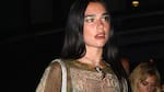Dua Lipa en llamas: infartante look con transparencias y botas altas