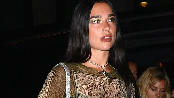 Dua Lipa en llamas: infartante look con transparencias y botas altas