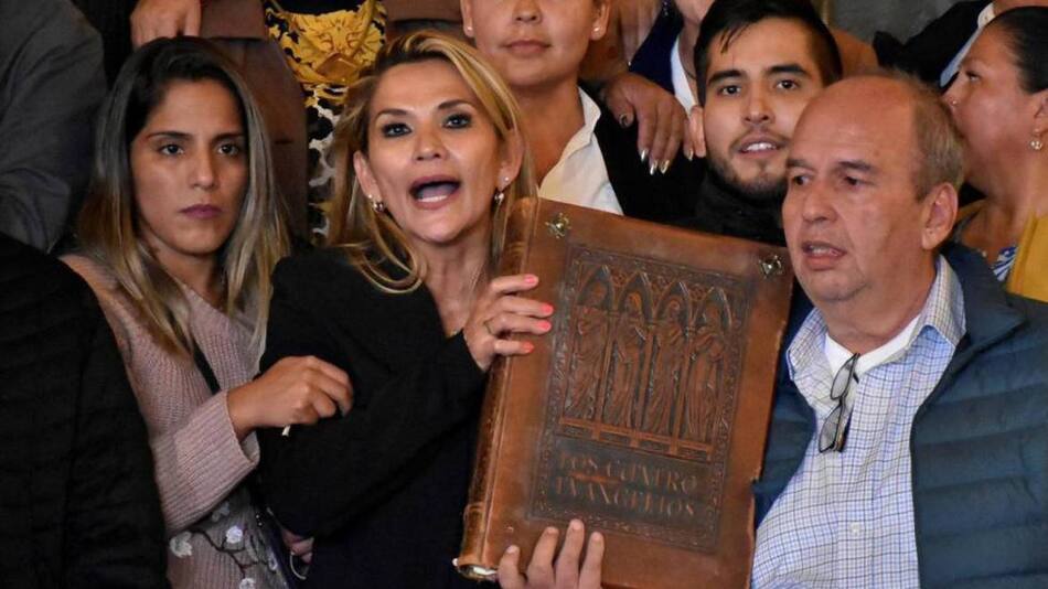 Jeanine Áñez sujeta los Evangelios tras proclamarse presidenta interina, el pasado noviembre