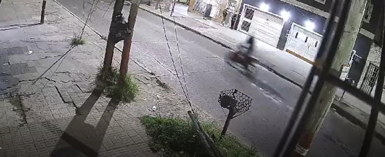 Los instantes previos al accidente entre la moto y el colectivo. Foto: Captura de video.