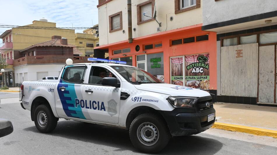 Efectivos de la policía bonaerense en la Fiscalía Descentralizada de Mar de Ajó por la muerte de Tomas Tello. Foto NA