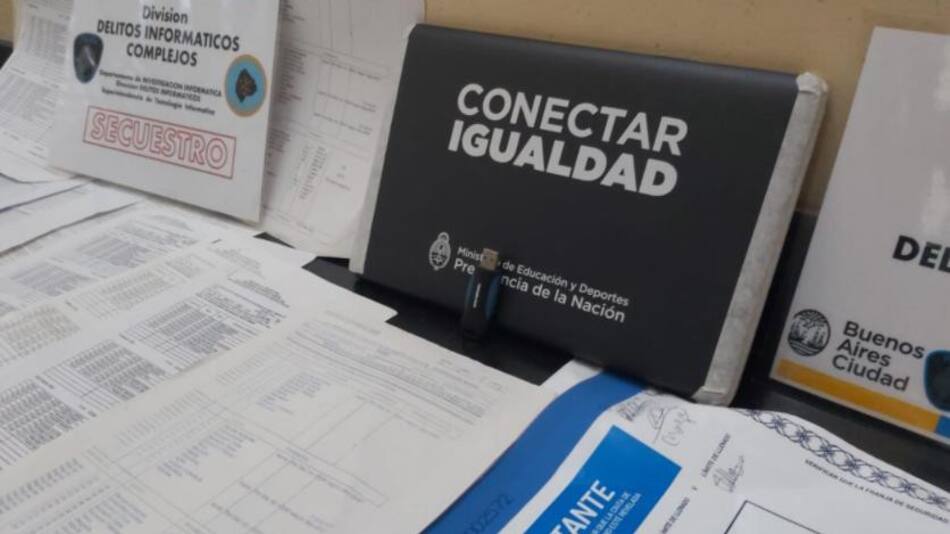Banda dedicada a la falsificación de títulos, NA