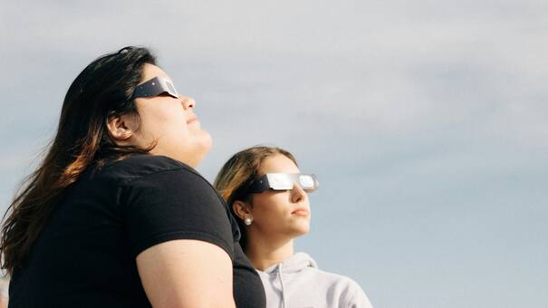 Eclipse solar anular hoy: cómo crear un proyector casero para ver el "anillo de fuego" de forma segura