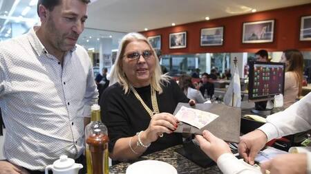 Carrió y los 100 pesos, Twitter