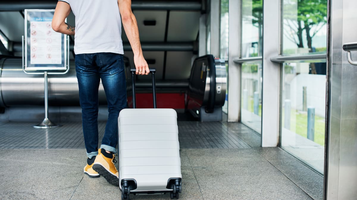 Malas noticias para los pasajeros: una reconocida aerolínea eliminó el carry on gratuito de su tarifa económica