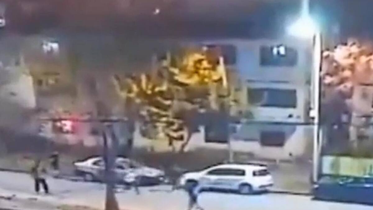 Pelea entre barras de Racing e Independiente