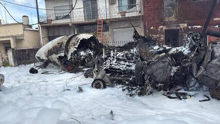 La destrucción del avión privado que se estrelló en San Fernando. Foto: X @jotaleonetti.