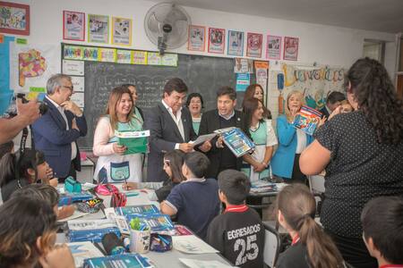 Fernando Espinoza y Axel Kicillof entregaron un millón de manuales y kits escolares. Foto: Prensa.