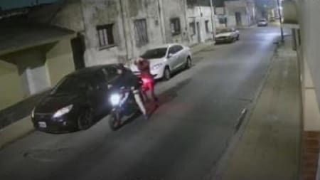 Rompió vidrios de 20 autos en Junín