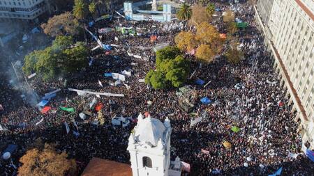 Las columnas de Simpatizantes y militantes que arribaron a Plaza de Mayo, en el marco del acto convocado en respaldo a Cristina Fernández. FOTO: JUAN FOGLIA/NA.