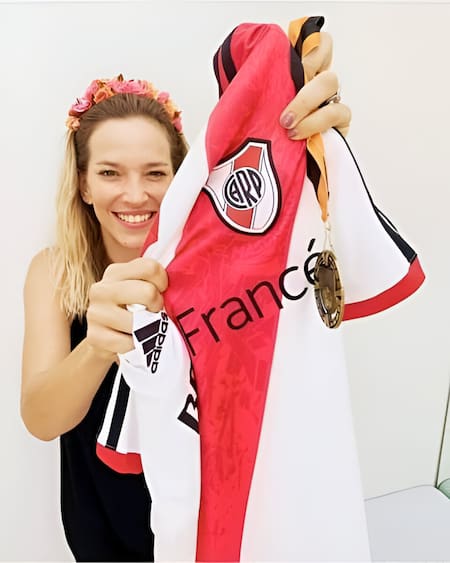 Luisana Lopilato con la camiseta de River Plate. Foto: Facebook / Sólo River.