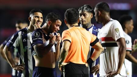 Discriminación en el partido entre Talleres y San Pablo. Foto: EFE/Isaac Fontana.