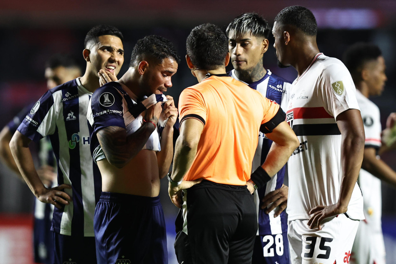 Discriminación en el partido entre Talleres y San Pablo. Foto: EFE/Isaac Fontana.