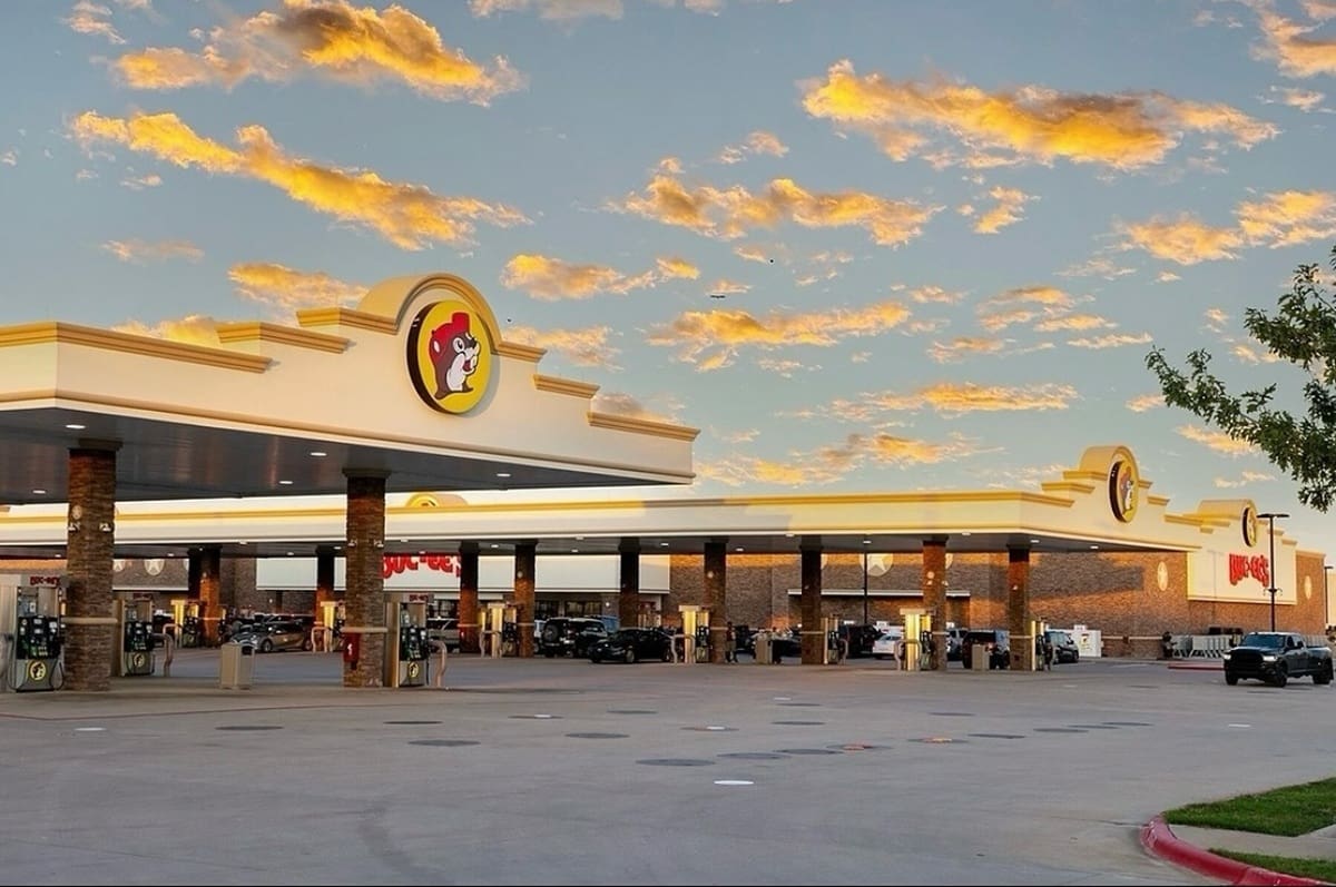 Buc-ee's tiene 120 surtidores de combustible y una curiosa prohibición para los camioneros.