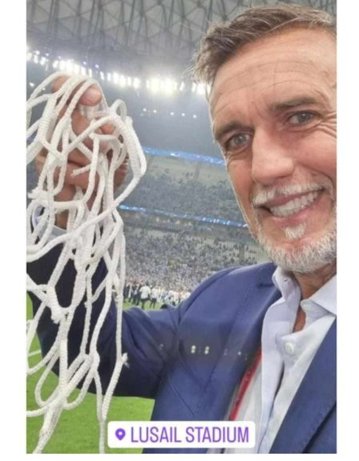 Batistuta con el pedazo de red del arco del Estadio Lusail. Foto: NA.