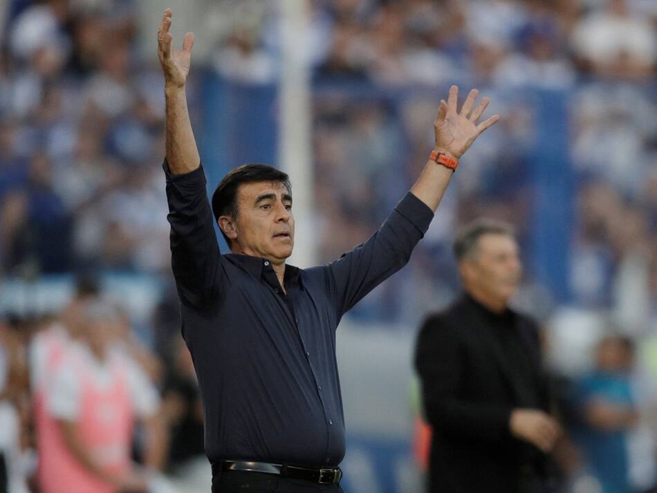 Gustavo Quinteros se fue de Vélez. Foto: Reuters