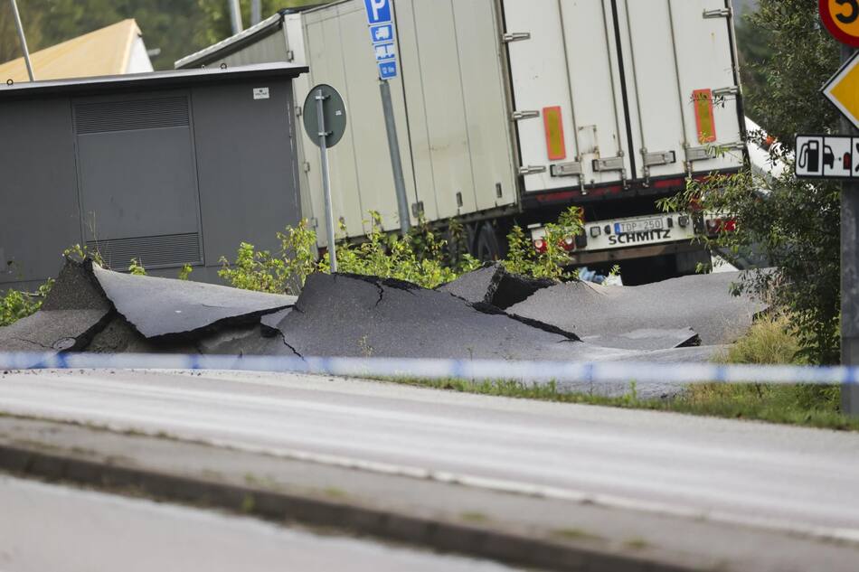 Impresionante hundimiento de una autopista en Suecia. Foto: EFE.