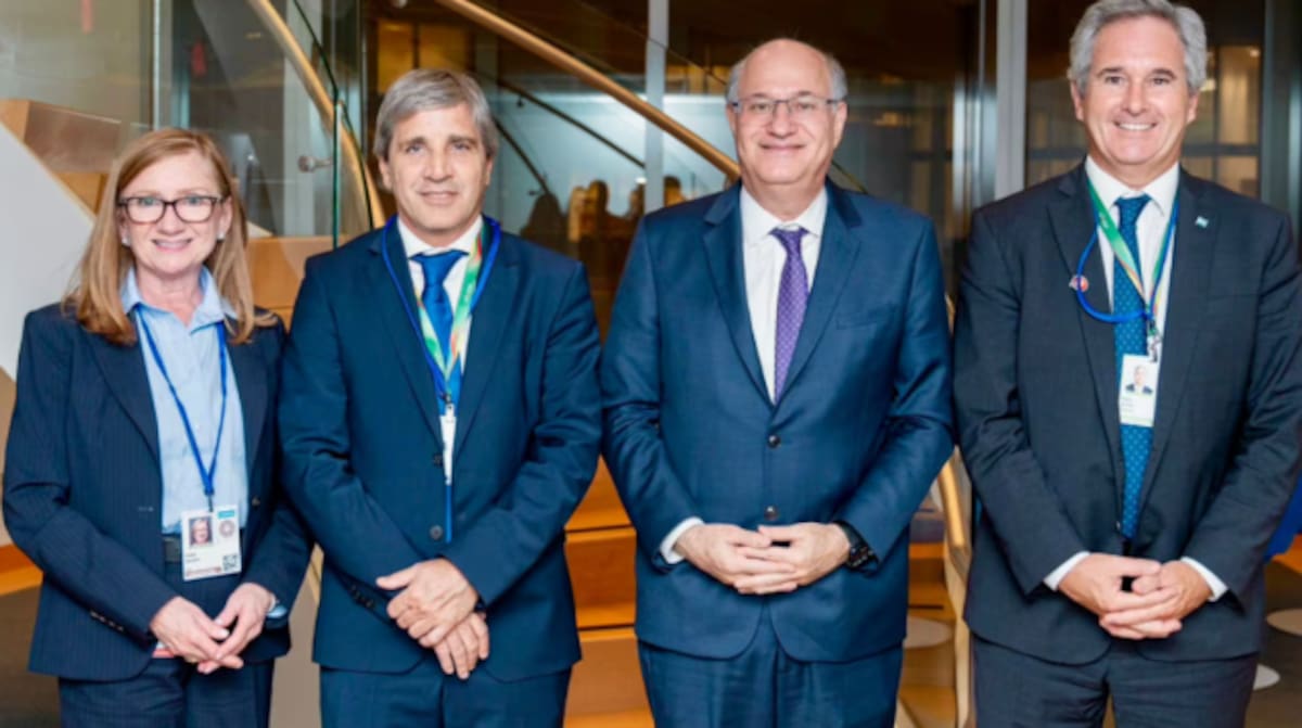 Luis Caputo junto al presidente del BID, Ilan Goldfajn.