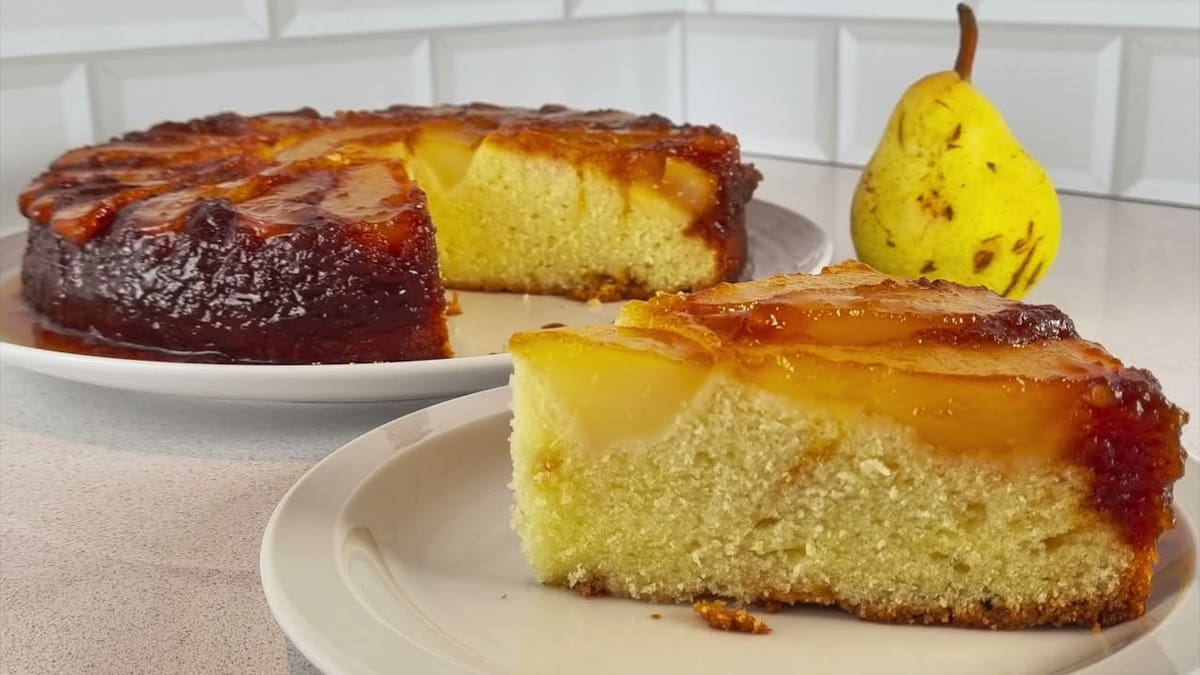 Tarta invertida de pera. Foto: captura YouTube