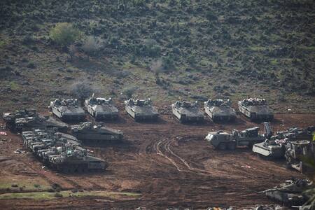 Tanques de Israel colocados en la frontera con Líbano. Foto: Reuters.