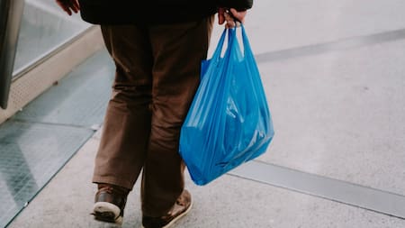 Rechazar el uso de bolsas plásticas es el primer paso hacia una vida más sustentable. Foto: Unsplash.