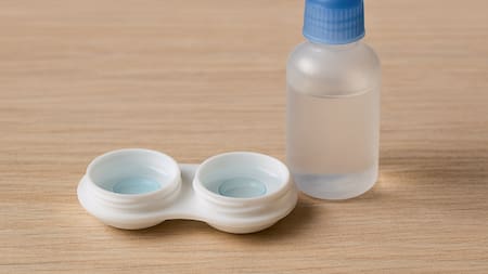 ANMAT prohibió una marca de lentes de contacto y una solución de limpieza por graves irregularidades: qué se sabe y a quiénes afecta