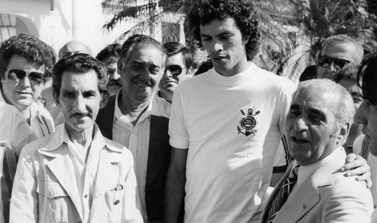Sócrates, uno de los impulsores de la Democracia Corinthiana, junto a sus compañeros.