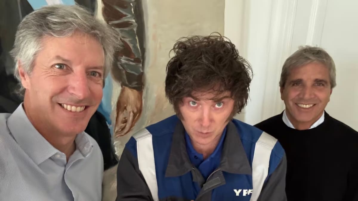 Santiago Bausili junto al presidente Milei y Caputo