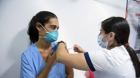 Personal de salud recibe la vacuna Sputnik v, argentina. Foto: NA.
