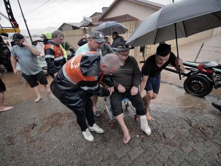 La evacuación de un adulto mayor por las inundaciones. Foto: EFE
