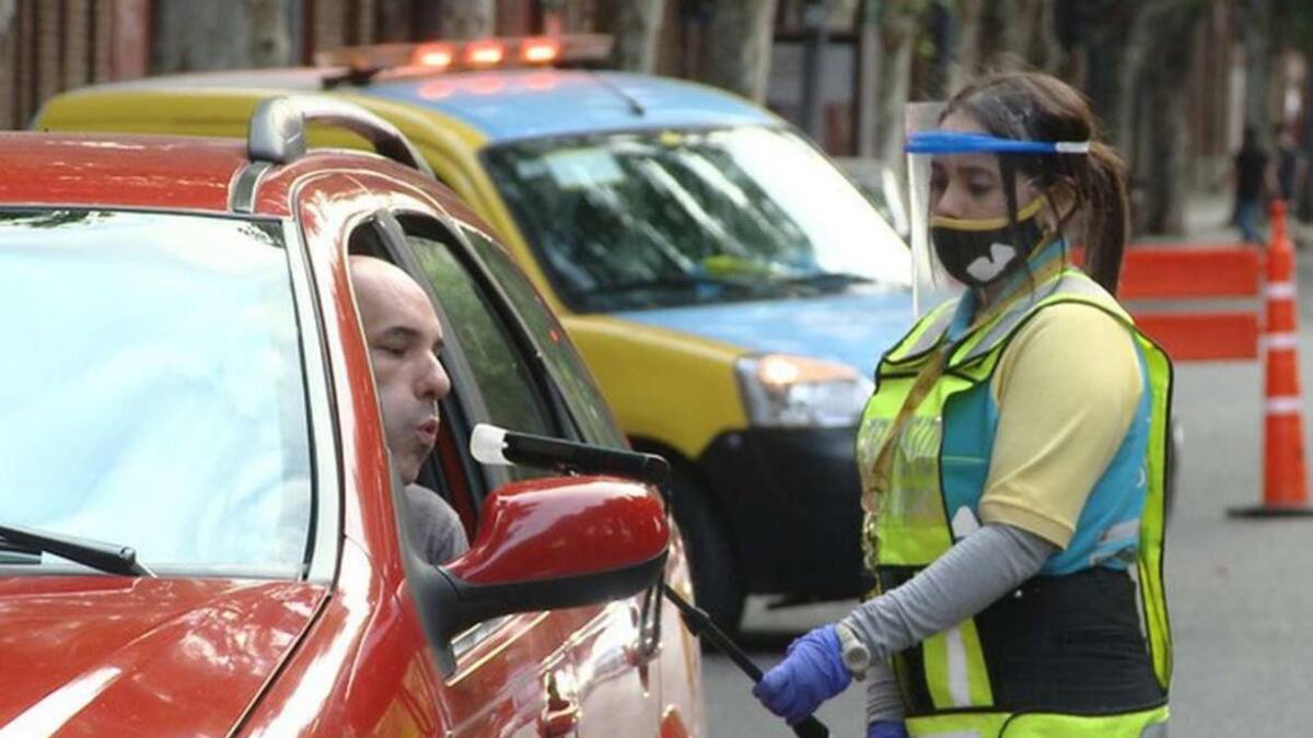 Un hombre realiza una prueba de alcoholemia. (Foto: GCBA).