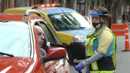 Un hombre realiza una prueba de alcoholemia. (Foto: GCBA).