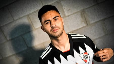 Gonzalo "Pity" Martínez con la nueva camiseta de River. Foto: X @RiverPlate.