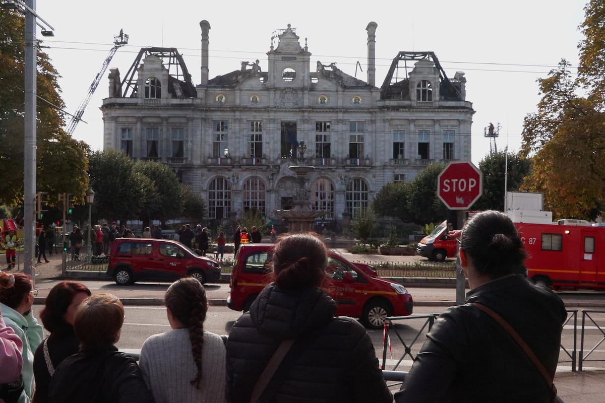 El Ayuntamiento de Limoges, un edificio declarado monumento histórico y construido en el último cuarto del siglo XIX, quedó prácticamente destruido este sábado por un incendio provocado durante un ataque de manifestantes que participaban en la jornada de protestas sociales en Francia.