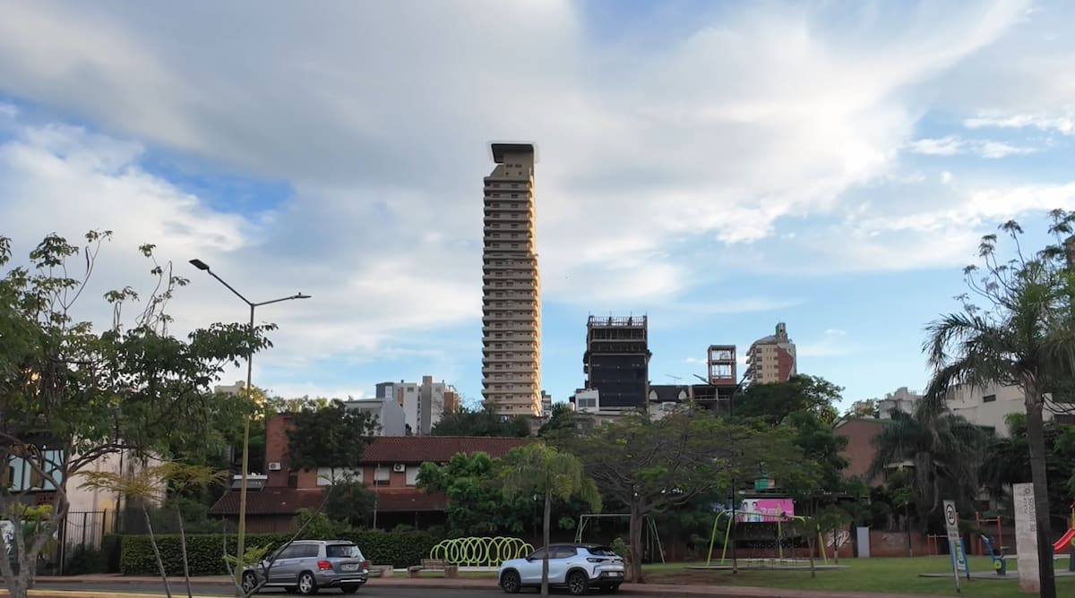 Torre del Cerro, el edificio más alto de Posadas, con 108 metros de altura y un helipuerto en la parte superior.