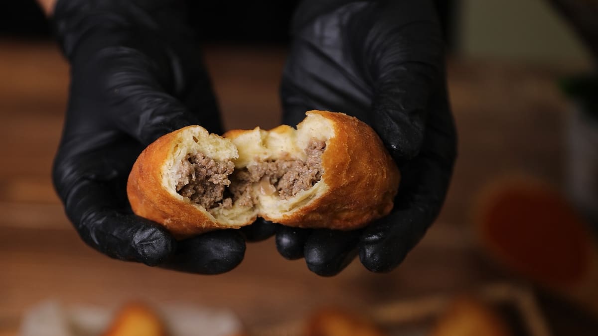 Cómo hacer pirozhki, las riquísimas empanadas rusas que se hacen en minutos
