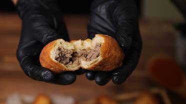 Cómo hacer pirozhki, las riquísimas empanadas rusas que se hacen en minutos