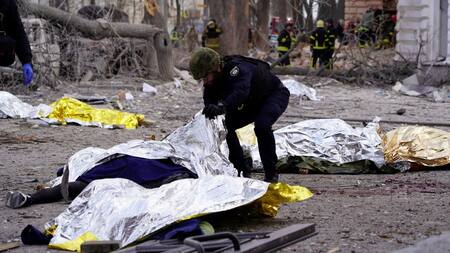 Bombardeo ruso contra civiles ucranianos en la ciudad de Sumi. Foto: Reuters.