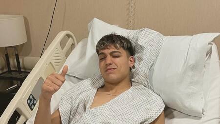 Exequiel Zeballos tras su operación. Foto: @BocaJrsOficial.