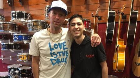 Chris Martin junto a los empleados de una casa de música