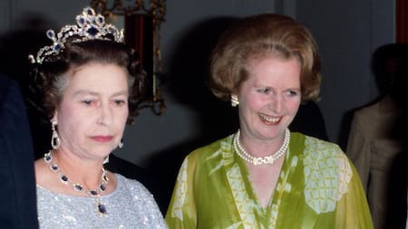 La Reina Isabel II junto a la ex primer ministro Margaret Thatcher