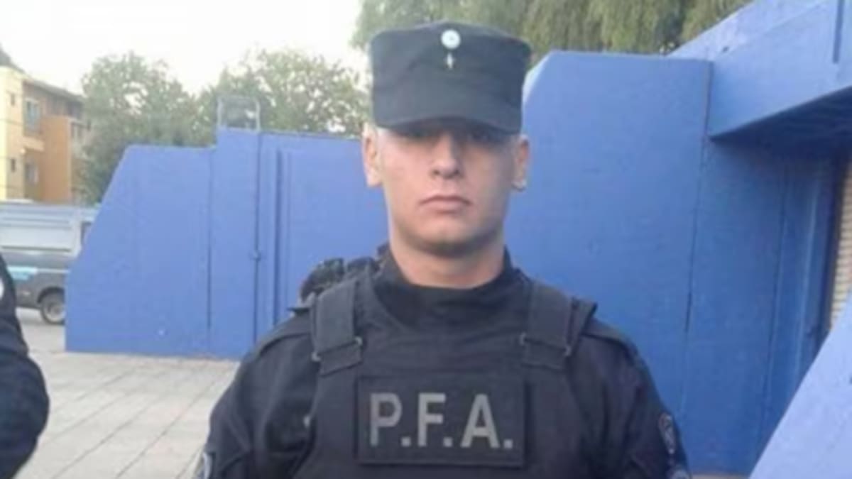 Tragedia en Flores: un policía murió aplastado por un cartel que se desprendió desde la Autopista 25 de Mayo