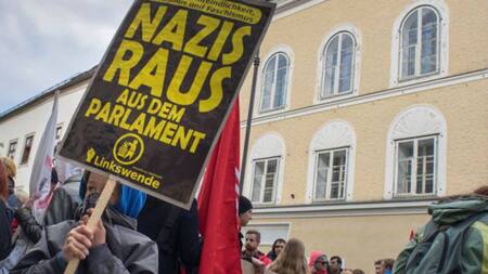 Nazis fuera del parlamento. Foto: Reuters.