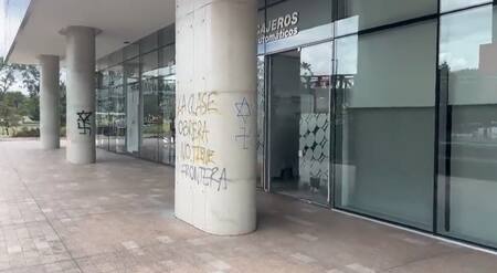 Pintadas nazis en embajada de Israel en Colombia. Foto: captura de video.
